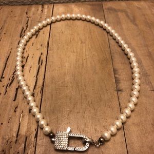 Pearl chocker with lock clasp